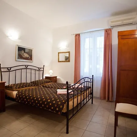 Adagio Theatre Apartment Split Room photo